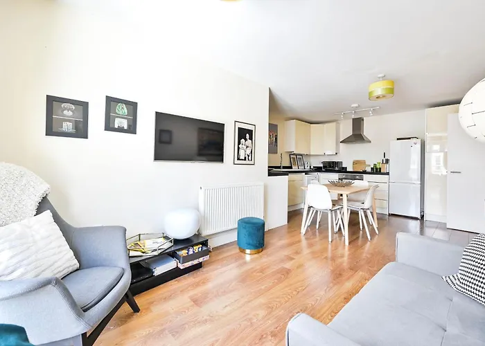 2 Bed Flat Next Old Street Tube